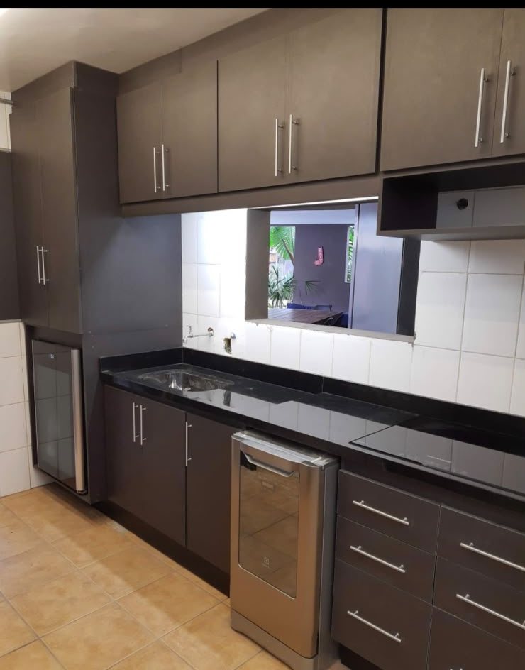 Cozinha planejada em tom escuro