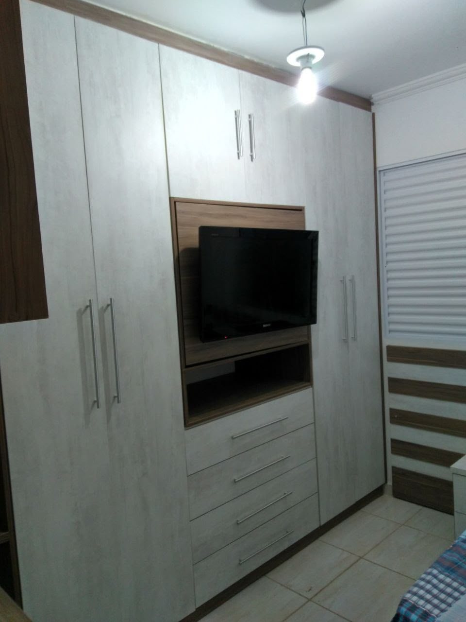 Guarda-roupa planejado com painel de TV