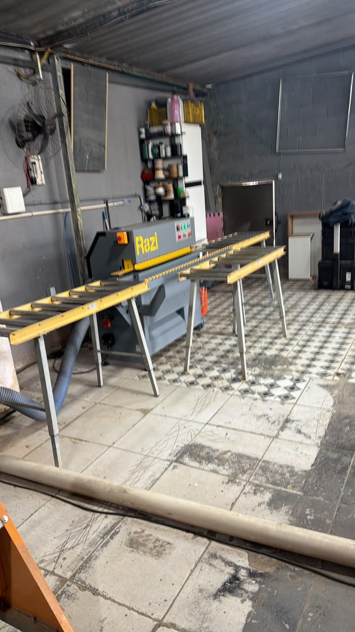 Máquina de corte na fábrica